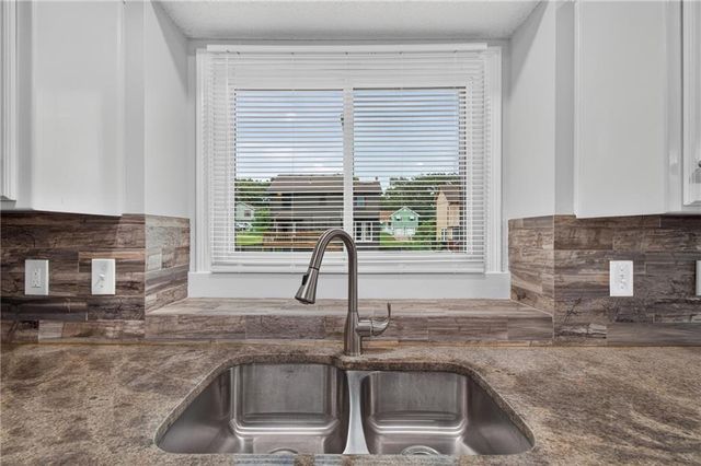 6529 NW Hidden Valley Road, Kansas City, MO 64152