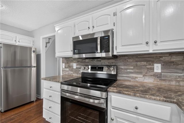 6529 NW Hidden Valley Road, Kansas City, MO 64152