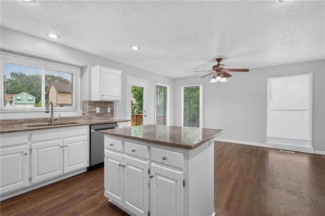 6529 NW Hidden Valley Road, Kansas City, MO 64152