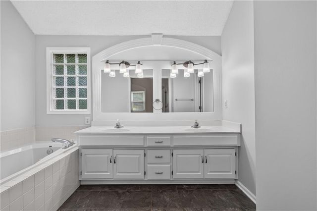 6529 NW Hidden Valley Road, Kansas City, MO 64152