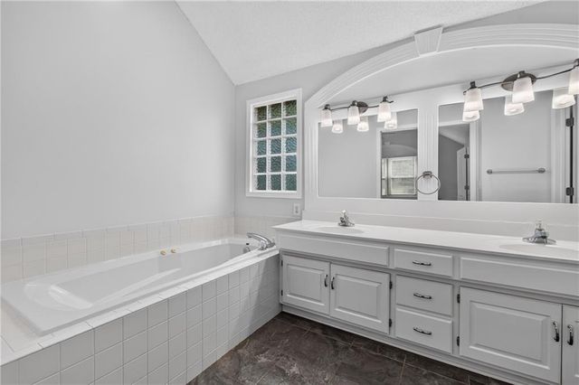 6529 NW Hidden Valley Road, Kansas City, MO 64152