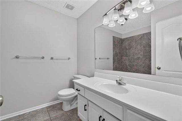 6529 NW Hidden Valley Road, Kansas City, MO 64152