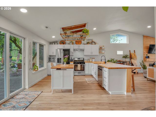 4215 Se ALTHAUS Cir, Troutdale, OR 97060