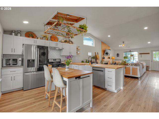 4215 Se ALTHAUS Cir, Troutdale, OR 97060