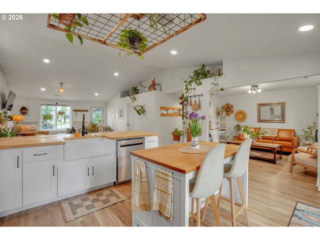 4215 Se ALTHAUS Cir, Troutdale, OR 97060