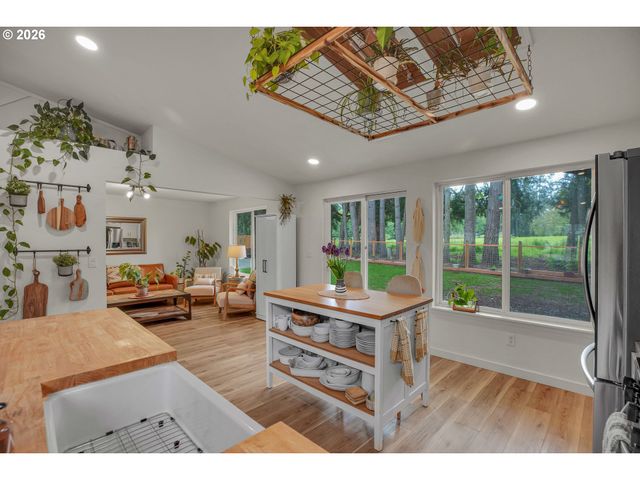 4215 Se ALTHAUS Cir, Troutdale, OR 97060