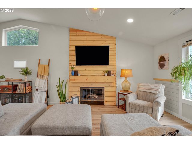 4215 Se ALTHAUS Cir, Troutdale, OR 97060