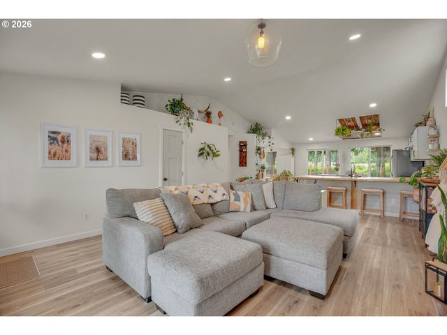 4215 Se ALTHAUS Cir, Troutdale, OR 97060