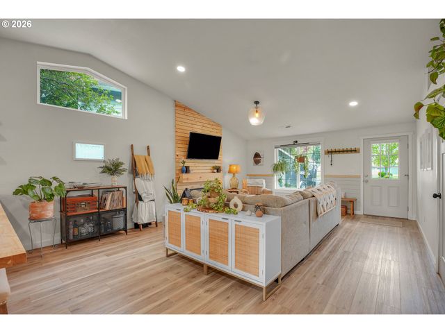 4215 Se ALTHAUS Cir, Troutdale, OR 97060