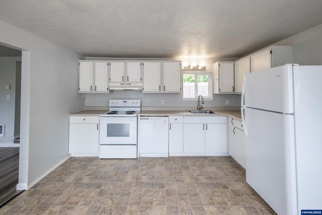 2308 Harding St, Sweet Home, OR 97386