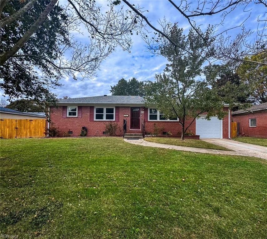 4816 Lonewillow LN, Virginia Beach, VA 23455