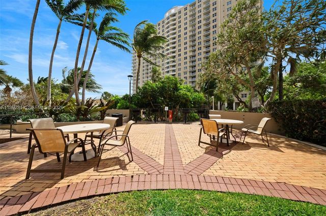 520 Brickell Key Dr A1712, Miami, FL 33131