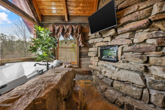 1960 E Mountain Way, Sevierville, TN 37876