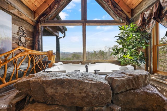 1960 E Mountain Way, Sevierville, TN 37876