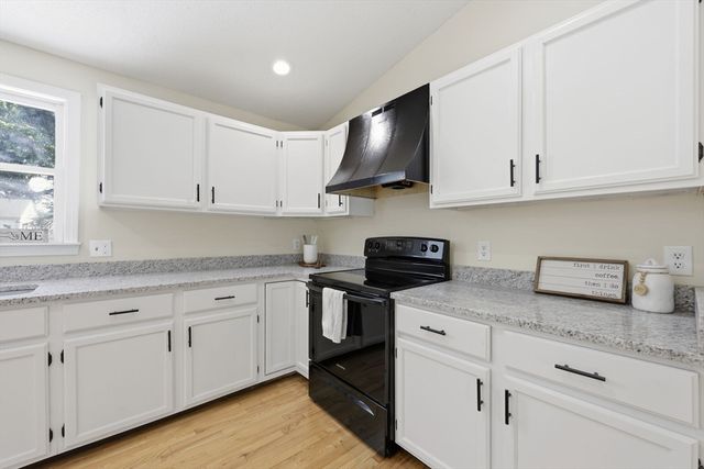 5 Kurtz St, Chicopee, MA 01013