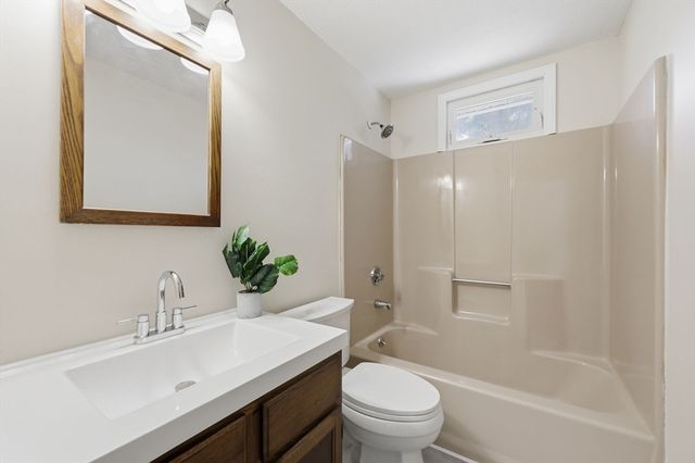 5 Kurtz St, Chicopee, MA 01013