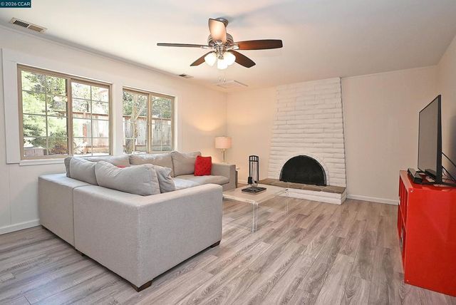 15 El Portal Ct, Clayton, CA 94517