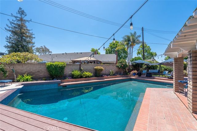 2817 Ridgewood, Santa Ana, CA 92705