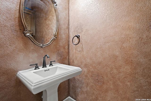 2022 Via Vineda, San Antonio, TX 78258
