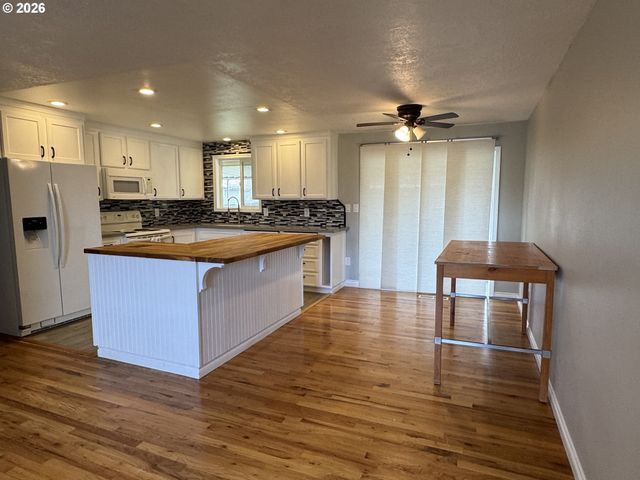 1845 SALLAL Rd, Woodburn, OR 97071