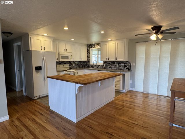 1845 SALLAL Rd, Woodburn, OR 97071