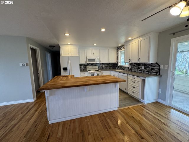 1845 SALLAL Rd, Woodburn, OR 97071