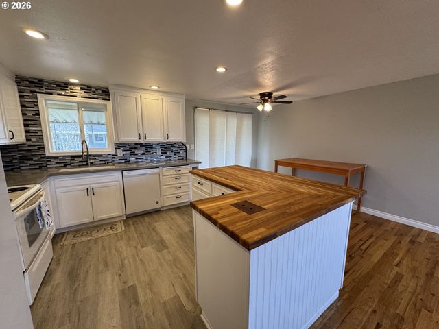 1845 SALLAL Rd, Woodburn, OR 97071