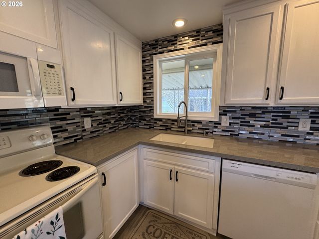 1845 SALLAL Rd, Woodburn, OR 97071