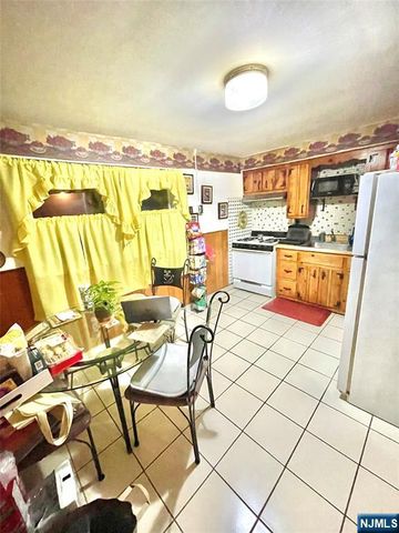 2 Van Valkenburgh Avenue, Bergenfield, NJ 07621