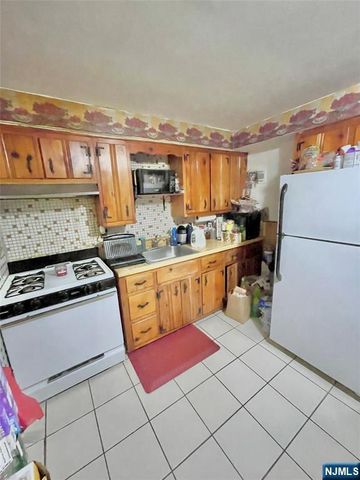 2 Van Valkenburgh Avenue, Bergenfield, NJ 07621