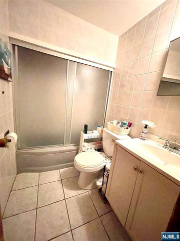 2 Van Valkenburgh Avenue, Bergenfield, NJ 07621