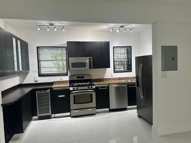 4812 Pine Tree Dr 105, Miami Beach, FL 33140
