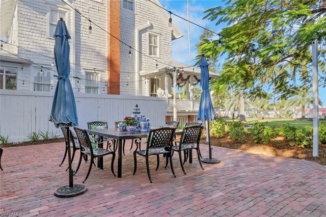 2582 1st ST, Fort Myers, FL 33901