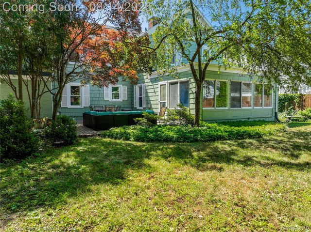 16845 Maumee Avenue, Grosse Pointe, MI 48230