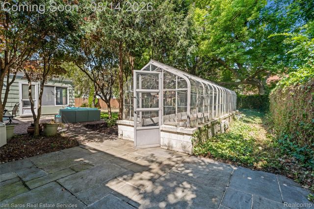16845 Maumee Avenue, Grosse Pointe, MI 48230
