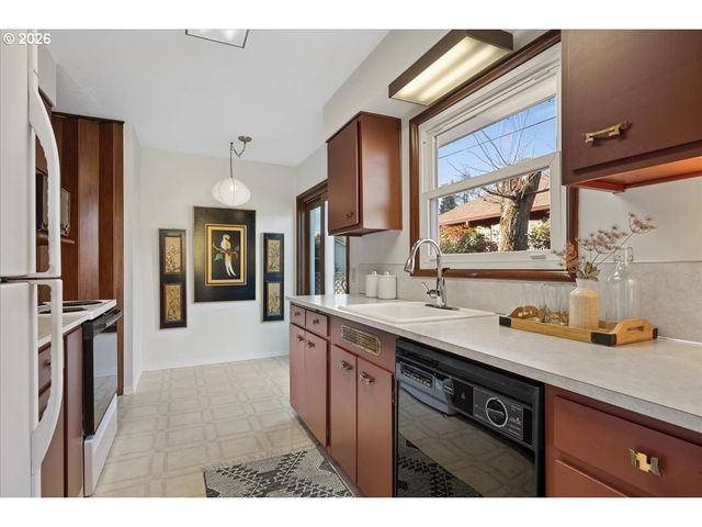 13705 Ne SACRAMENTO St, Portland, OR 97230