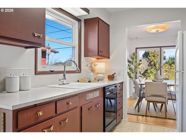 13705 Ne SACRAMENTO St, Portland, OR 97230