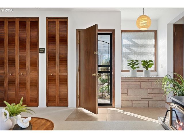 13705 Ne SACRAMENTO St, Portland, OR 97230