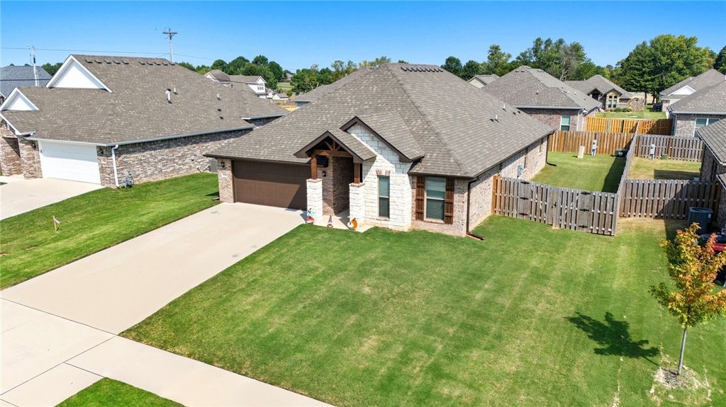 5558 Clear Springs Avenue, Springdale, AR 72762