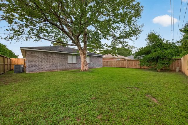 4718 Fairgreen Lane, Houston, TX 77048