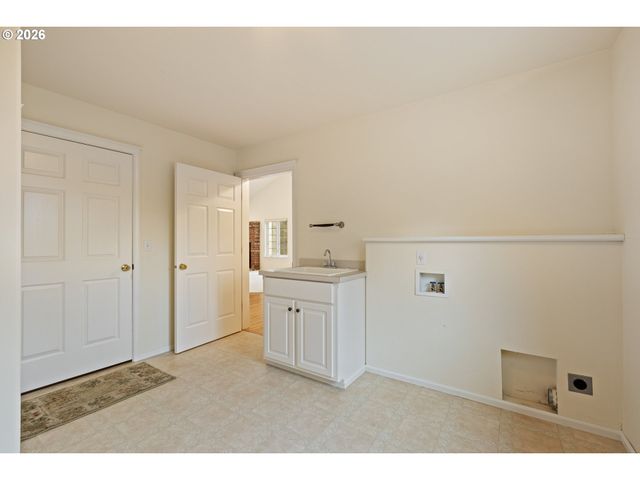 441 GEM Dr, Roseburg, OR 97471