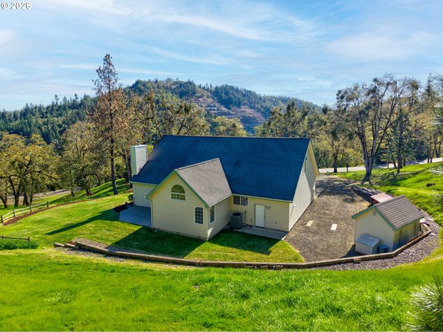 441 GEM Dr, Roseburg, OR 97471