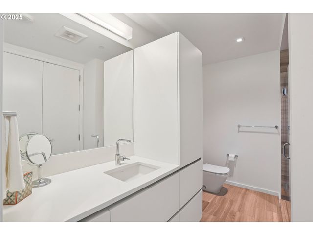 1075 Nw NORTHRUP St 419, Portland, OR 97209