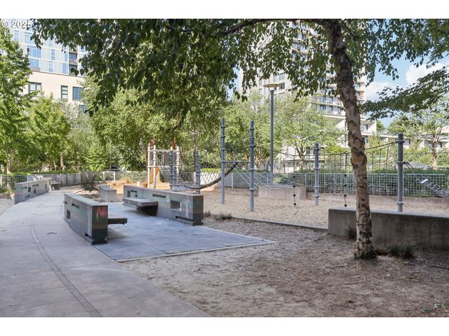 1075 Nw NORTHRUP St 419, Portland, OR 97209