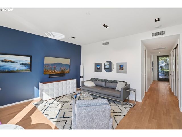 1075 Nw NORTHRUP St 419, Portland, OR 97209