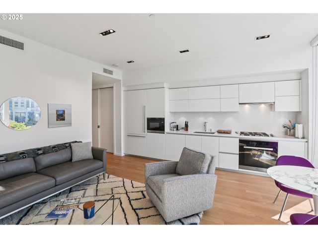 1075 Nw NORTHRUP St 419, Portland, OR 97209