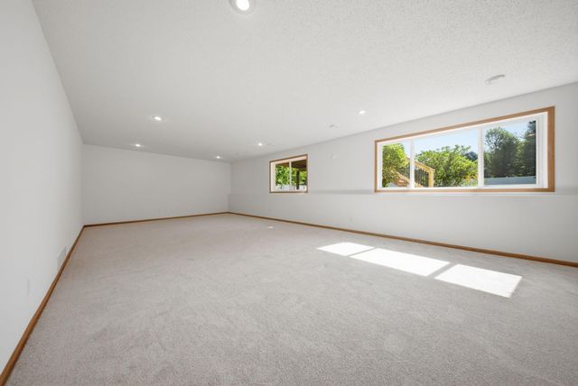 2489 Eyrie Drive, Woodbury, MN 55129