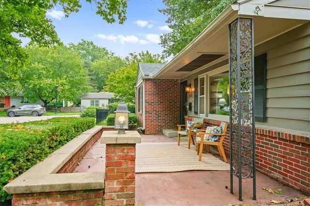 2525 W 50th Terrace, Westwood, KS 66205