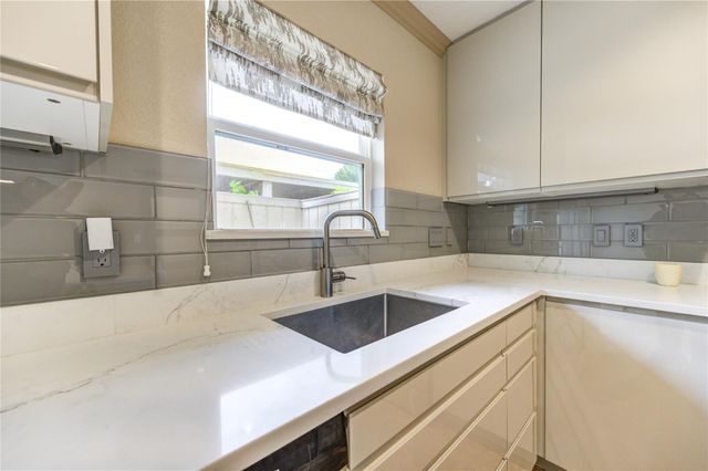 6337 Briar Rose Drive 145, Houston, TX 77057