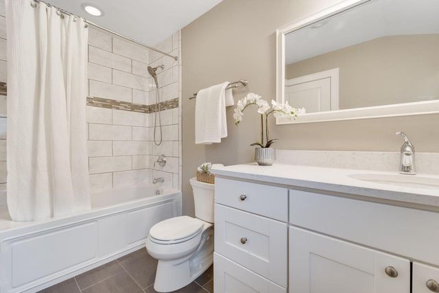 6040 Shoreland AVENUE, Whitefish Bay, WI 53217